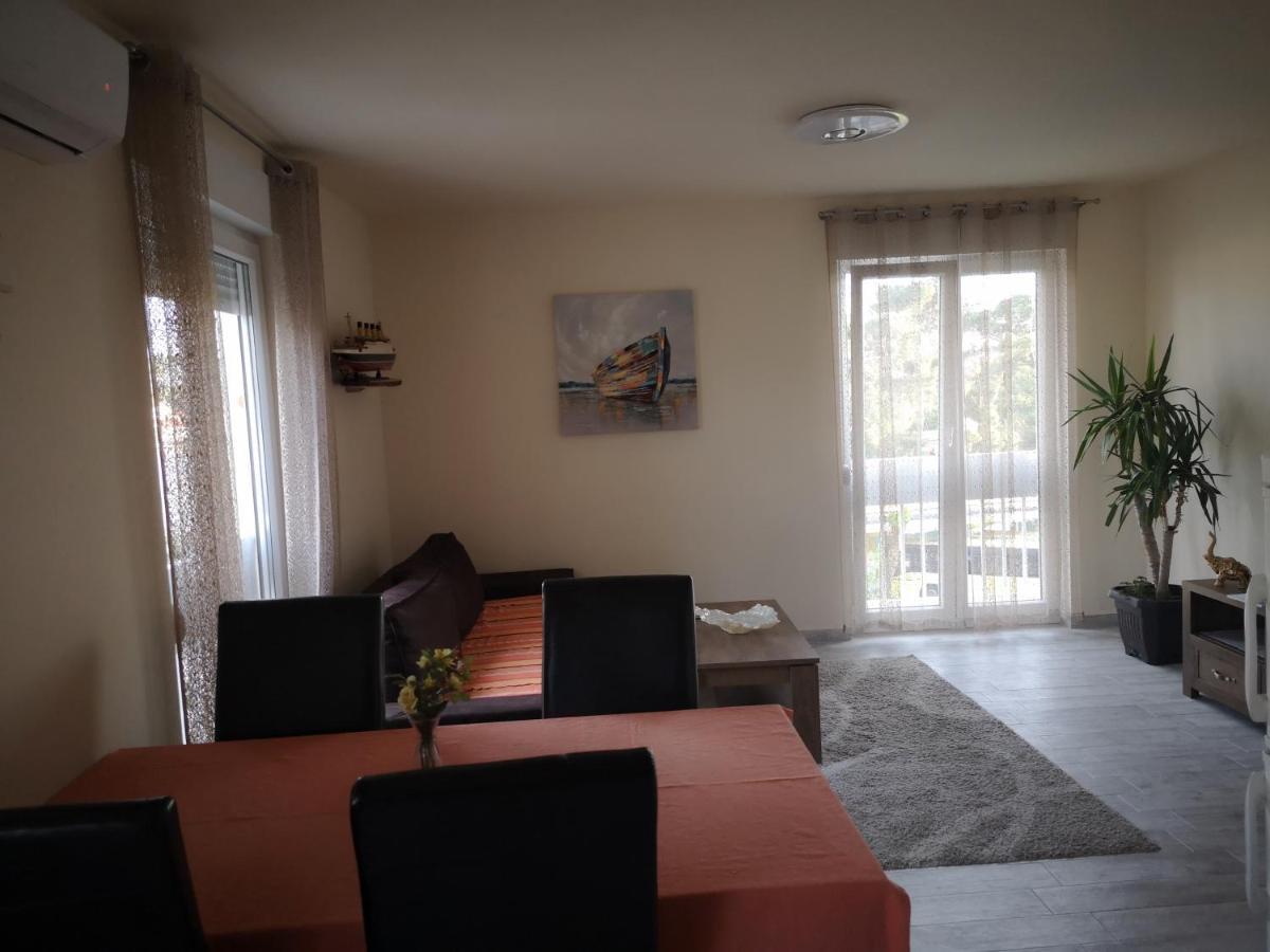 Apartman Petrovic City Center โตรกีร์ ภายนอก รูปภาพ